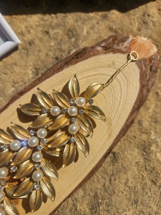 Tiara dorada con perlas