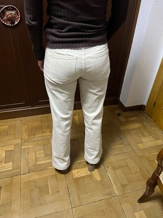 Pantalón beige con botones