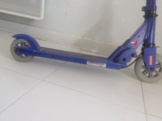 Patinete infantil azul con freno