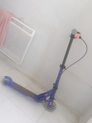 Patinete infantil azul con freno