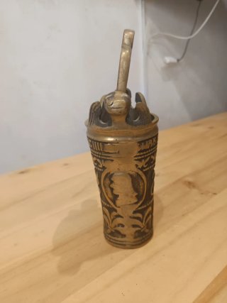 Acetre de latón con asa y figura