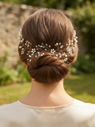 Tiara dorada con perlas y cristales