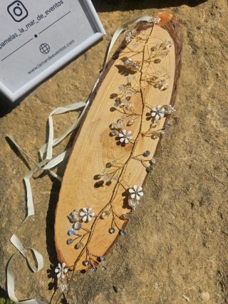 Tiara dorada con perlas y cristales