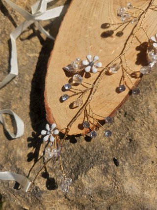 Tiara dorada con perlas y cristales