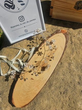 Tiara dorada con perlas y cristales