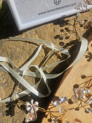 Tiara dorada con perlas y cristales