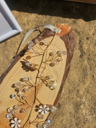 Tiara dorada con perlas y cristales