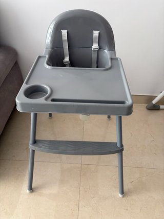 Trona de plástico para bebé gris