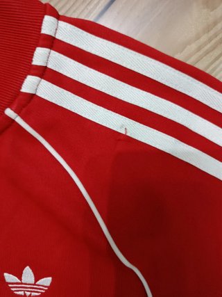 Chaqueta casi nueva tiene un pequeño enganchon.