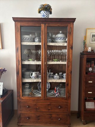 Alacena de pino con puertas de cristal