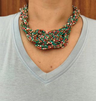Collar de cuentas trenzado