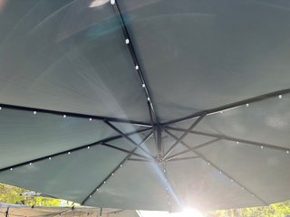 Parasol excéntrico gris con luces LED