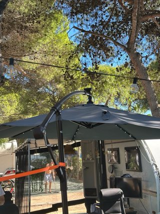 Parasol excéntrico gris con luces LED