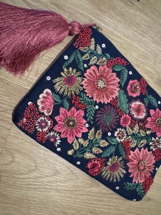 Bolso de mano bordado con flores y pompón