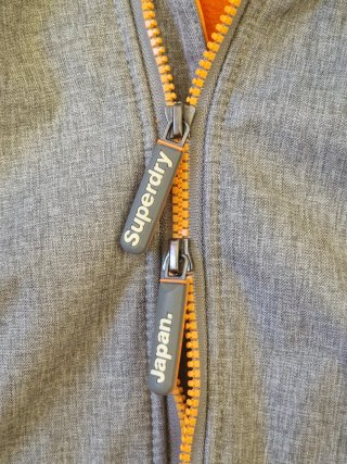 Abrigo Superdry gris y naranja