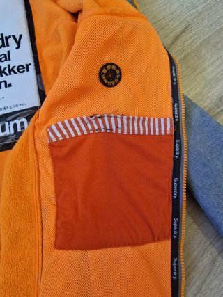 Abrigo Superdry gris y naranja