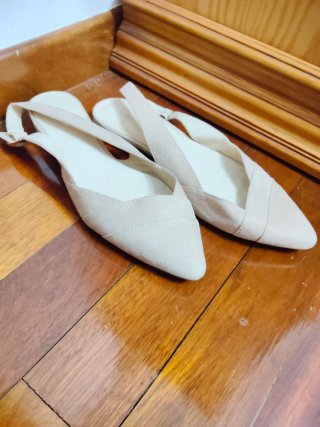 Zapatos planos beige destalonados