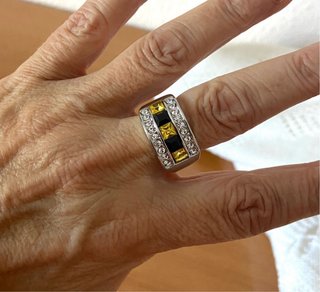Anillo plateado con piedras amarillas y negras