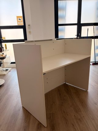 Mostrador de recepción blanco