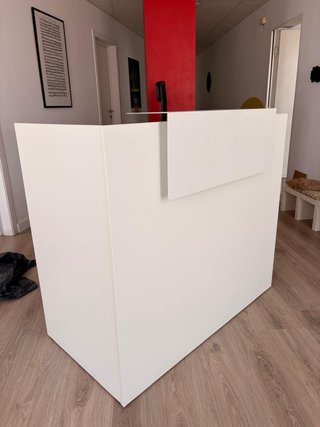 Mostrador de recepción blanco