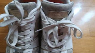 Zapatillas doradas y blancas