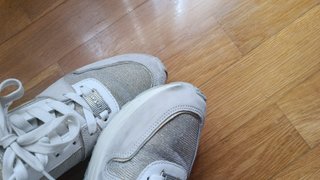 Zapatillas doradas y blancas
