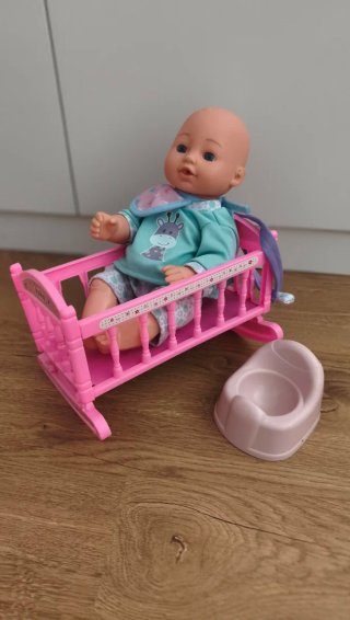 Bebé con cuna y orinal