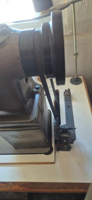 Máquina Coser Industrial SINGER 138B6B