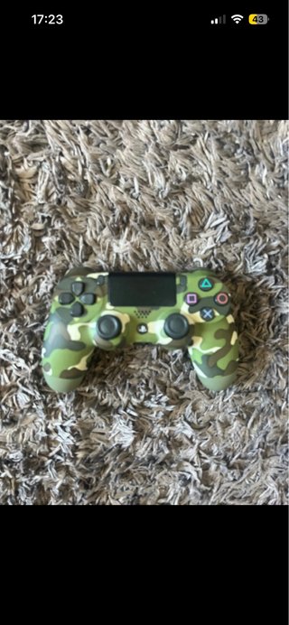 PS4 Pro + Mando Camuflaje + Cables