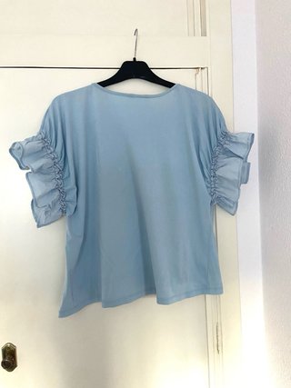 Camiseta azul con volantes y aplique