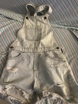 Salopette in denim strappata