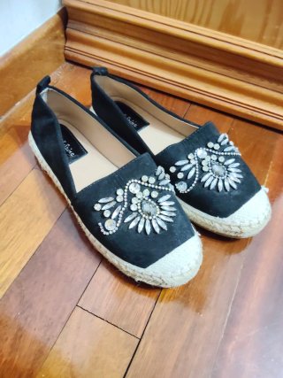 Zapatos alpargatas planas negras con pedrería