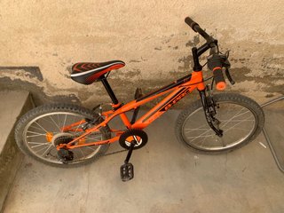 Bici infantil 20 naranja con 6 cambios.