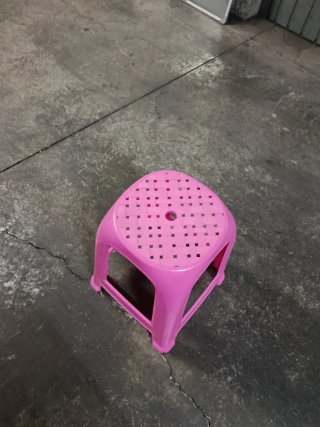 Taburete rosa de plástico