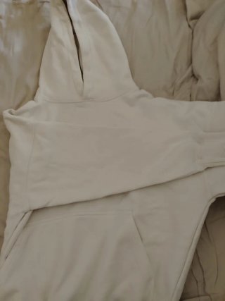Sudadera con capucha blanca y logo