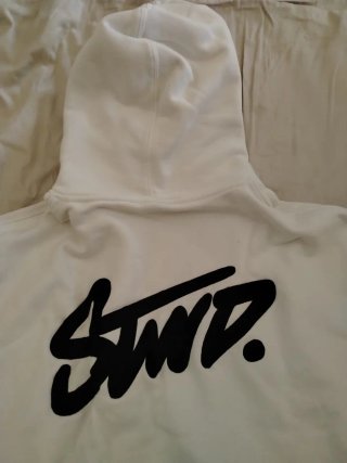 Sudadera con capucha blanca y logo
