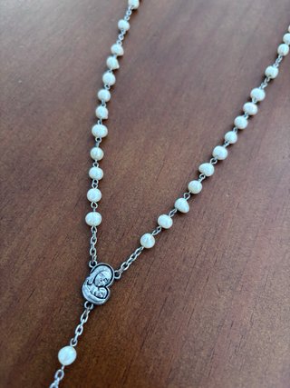 Rosario con virgen y crucifijo en plata.