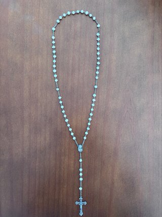 Rosario con virgen y crucifijo en plata.