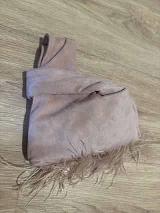 Bolso de mano rosa palo con plumas