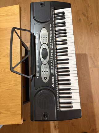 Teclado Alesis Melody61 con soporte