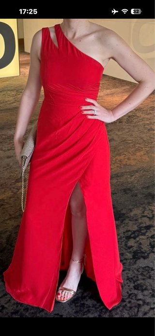 Vestido de gala rojo con abertura