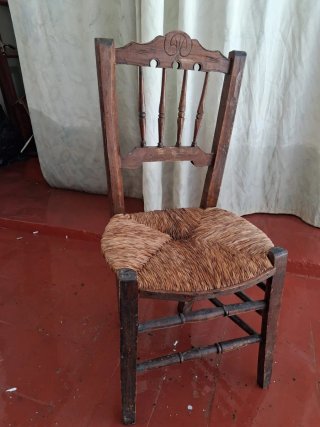 Silla antigua madera siglo XX
