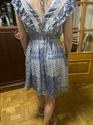 Vestido de verano azul y blanco