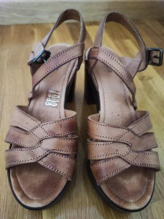 Sandalias de piel marrón Talla 37