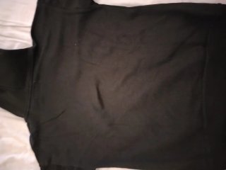 Sudadera negra con capucha y bolsillo