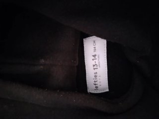 Sudadera negra con capucha y bolsillo