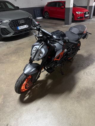 KTM 125 Duke Negra y Naranja