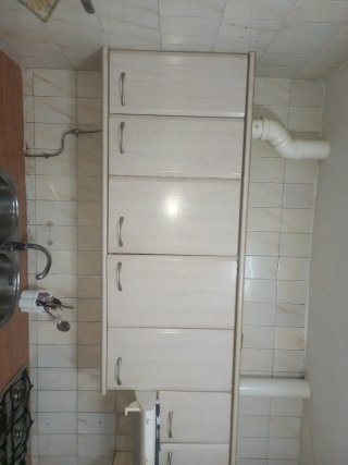 Mueble de cocina con vitrocerámica y fregadero