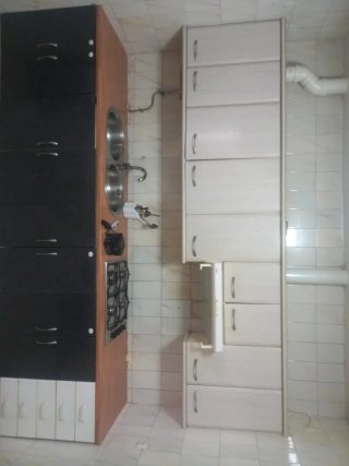 Mueble de cocina con vitrocerámica y fregadero