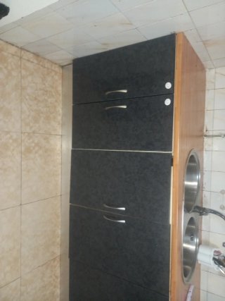 Mueble de cocina con vitrocerámica y fregadero